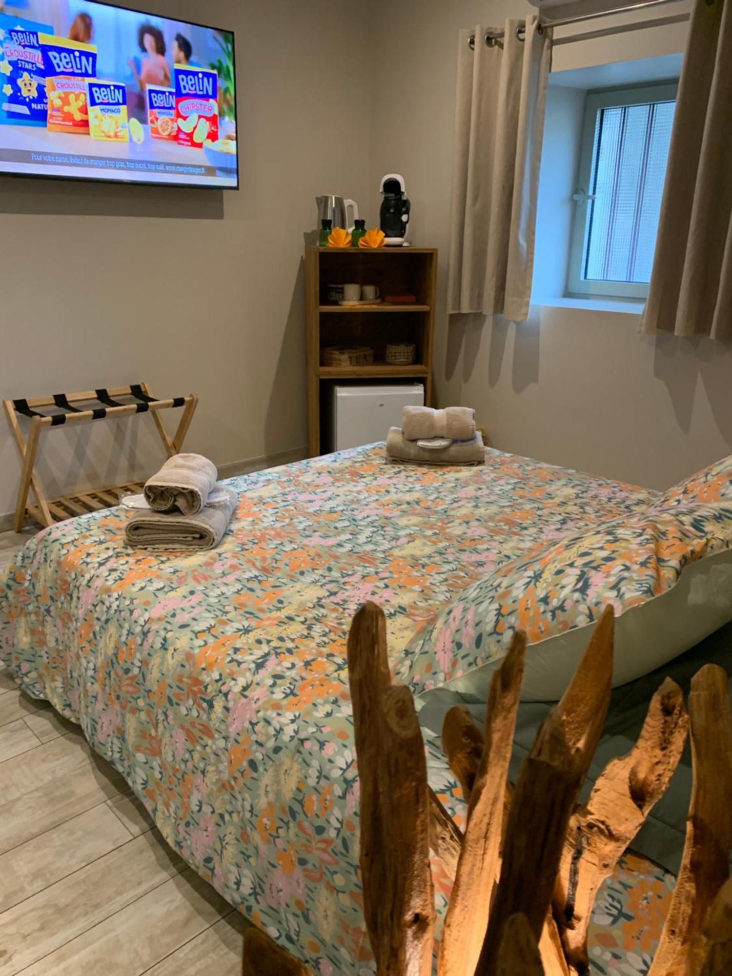Le Paon Bleu Annecy Poisy Bed & Breakfast Bagian luar foto